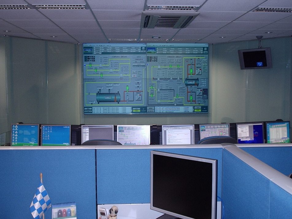 Video wall showing the natural gas distribution network in the Comgás control room