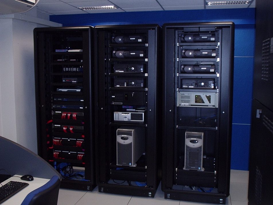 Redundant server racks installed for the Comgás SCADA system